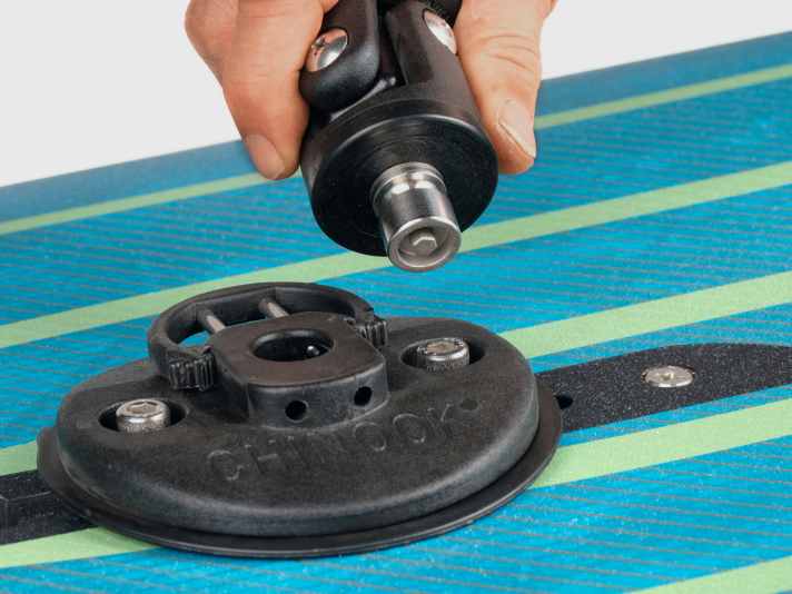 Duotone, Chinook und Unifiber bieten Systeme, bei denen eine flache Platte fest auf dem Board bleiben kann. Der Mastfuß wird nur eingesteckt und mittels Schiebefeder gesichert, was wenig Kraft erfordert. Mit zwei Schrauben ist die Belastung besser verteilt, aber der Verschiebebereich in der Mastspur kürzer.