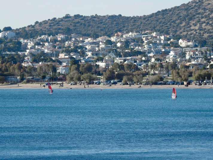 So viel Platz auf dem Wasser hat man in Varkiza nur selten. Die Nähe zu Athen zieht bei gutem Wind viele Wassersportler an den Spot.