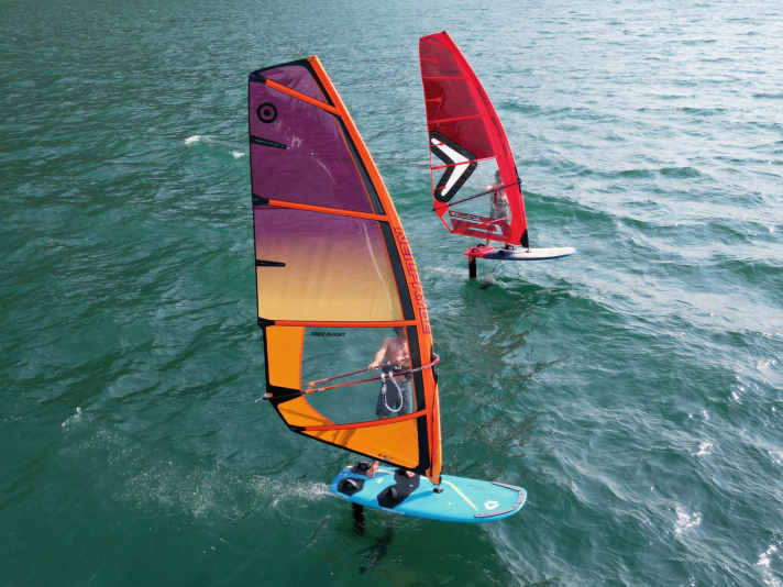 Surf testers in enjoyment mode: Large, wide upwind foil boards with a suitable foil of the latest generation fly extremely stable.