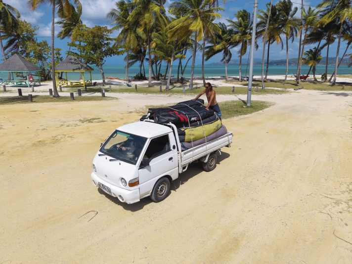 Beim surf-Test gelten andere Dimensionen. Aber bereits bei nur einer Boardbag reicht ein normales Taxi für den Flughafen-Transfer meistens nicht aus. Die Stationen bieten üblicherweise Individual-Transfers an.
