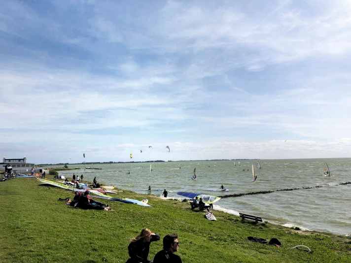 Auch in Hindeloopen gilt: Neo an und mit dem Anhänger ein paar Meter zu Fuß ans Wasser.