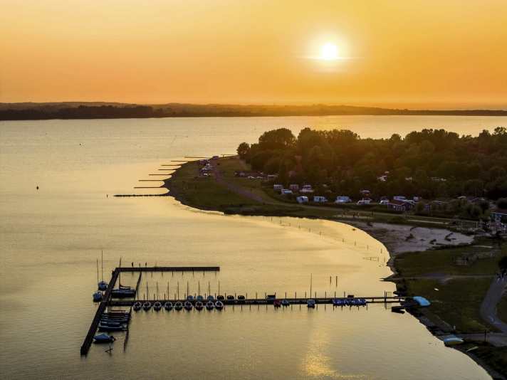 Am Veerse Meer in Zeeland bietet “De Schotsman” direkten Wasser-Zugang und sogar einen kleinen Surfshop