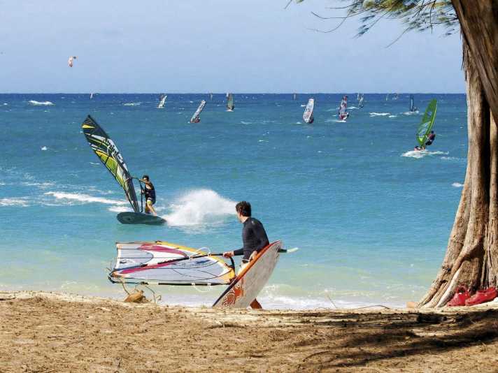 Easy Windsurfing im Kanaha Beach Park. Der Spot ist die beste Wahl für Hobby-Windsurfer.