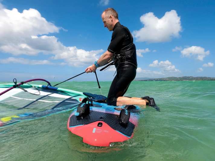 The perfect compromise: if you’re often out on your board, a ¾ shorty will protect your knees (shown here: ION Element 3/2 Overknee Short-Sleeved Backzip).