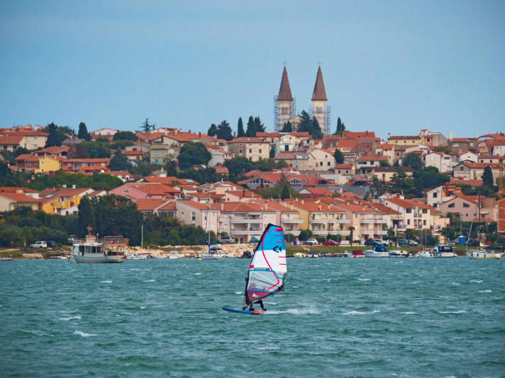 Pomer (oben) ist der beste Flachwasserspot bei Bora, hier surft man vor der Kulisse des Städtchens Medulin