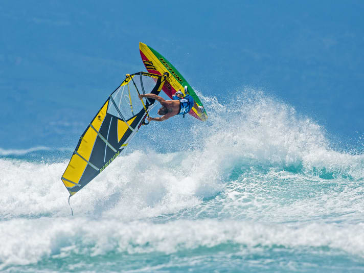 Produktmanager in Action: Michi Schweiger ist lange Jahre im Freestyle Worldcup gesurft. Auch mit 50 plus sitzt der Goiter noch.