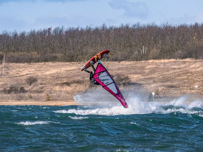 Creamy day at Lake Zwenkau: Coallaker Chris sets off for a backloop. The special funnel shape of the lake creates a nice wave for jumping.