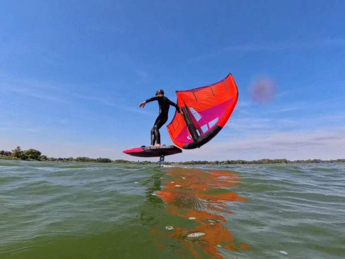 Manoeuvres are much easier on the R-Winger than on narrow downwind boards