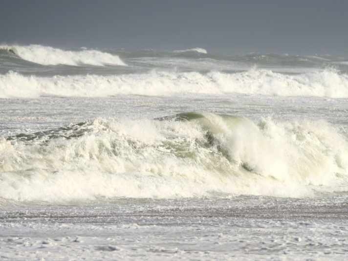 Kerniger Shorebreak, der das Anlanden zur Mutprobe macht.