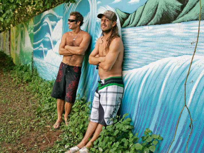 “Besuch aus der Heimat: Michi Schweiger mit Kumpel Alex Humpel. Humpel erfand den Wettkampf „King 
of the Lake“ am Gardasee – 
für Schweiger die Eintrittskarte 
in den Freestyle Worldcup.