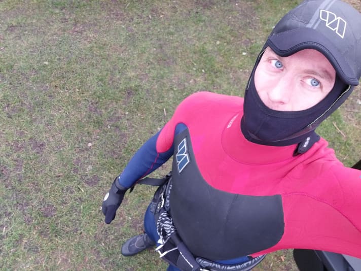 Dicker Neo, Unterzieher mit Haube, Handschuhe und Schuhe - reichlich Neopren ist beim Windsurfen im Winter obligatorisch