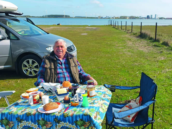 Euro still crawls into his estate car to sleep at night on the surfing meadow at Wulfener Hals on Fehmarn.