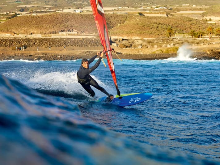 Especially in cross onshore winds, sail trim is crucial to get up to the lip of the wave at speed.