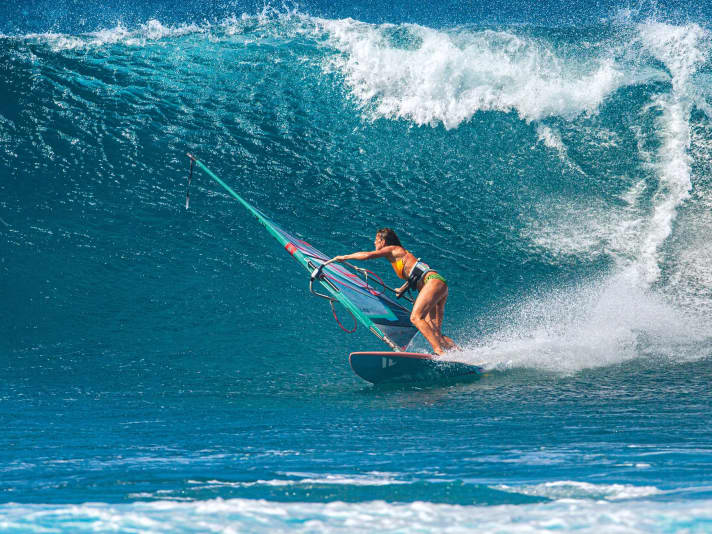 Keine Angst vor viel Wasser: Shawna beim Bottom Turn in Hookipa. „Du musst ihn fahren wie eine gecarvte Halse!“