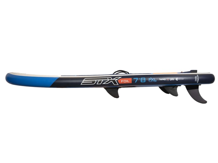STX IFoil Crossover - Viel Finnenfläche soll die Abdrift bei Leichtwind minimieren.