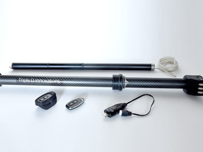 The battery (top) is located inside the extension. The sail can then be trimmed in stages using two remote controls