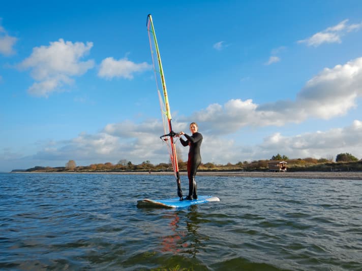 Ohne Helm und Foil – die ersten Versuche auf dem Einsteigerbrett.