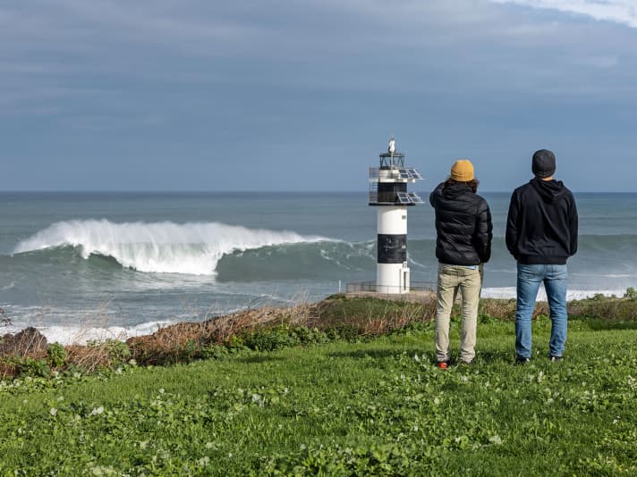 Thanks to Thomas' perfect preliminary research, he and Leon catch the best waves of the winter on the northern Spanish coast.