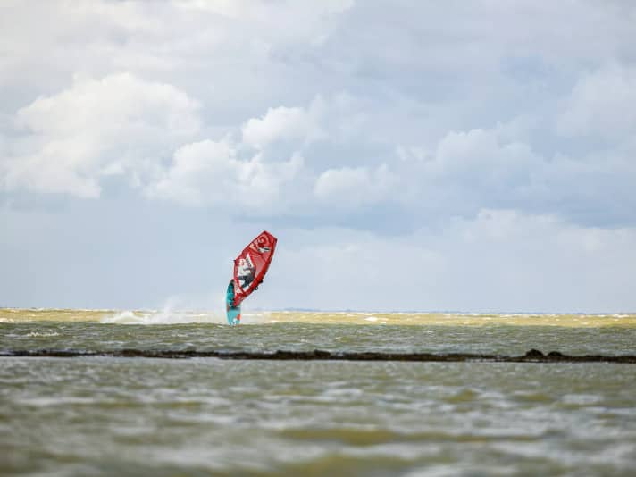 Cracks and intermediates alike surf safely behind the Brightlingsea sandbar.