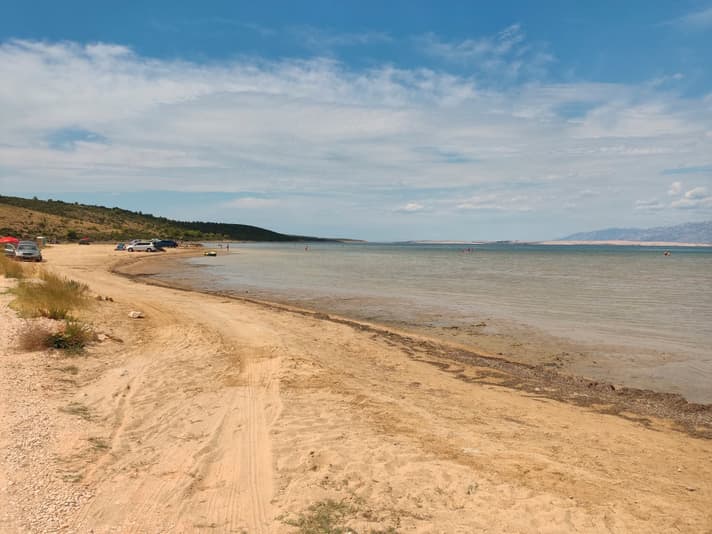 Bei thermischem Wind von etwa 
15 Knoten und 
dem seichten 
Sandstrand 
kommen auch 
Ein- und Aufsteiger 
in Ljubac schnell aufs Brett.