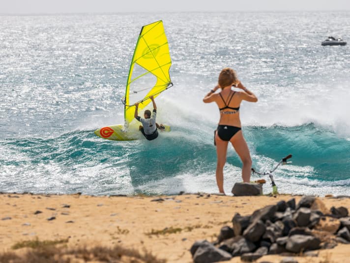 Just watch and be amazed: Ponta Preta is not for wave beginners. However, they will find the best conditions at the kite beach.
