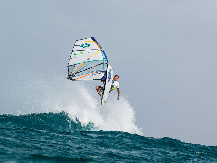 Für den Worldcup in Ponta Preta (rechts) holte Josh sein altes Singlefin-Board raus und fuhr nach vielen Jahren Pause auf Anhieb in die Top Ten.