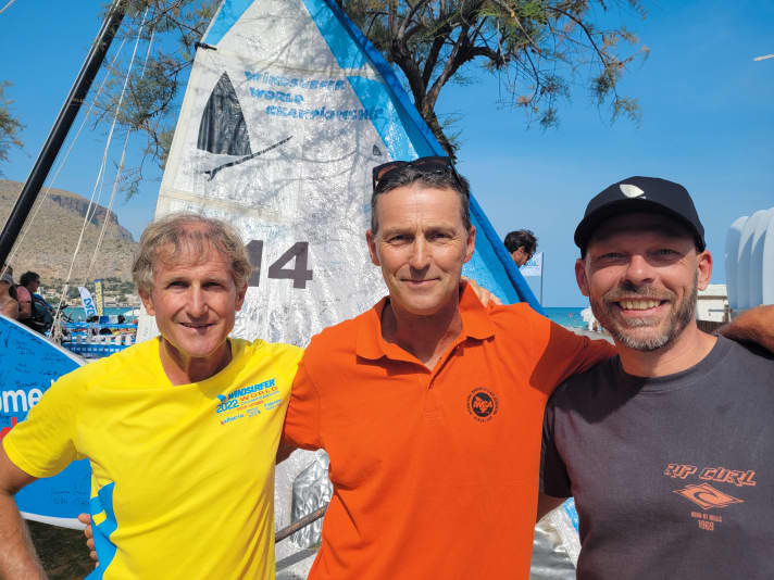 Frank Spöttel (links) und Christoph Sieber nehmen Weltmeister Stephan van den Berg in ihre Mitte (rechts).