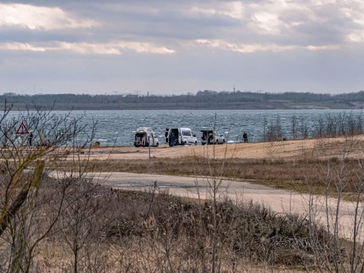 Die Schranke am Zwenkauer See ist offen, das heißt: Parken direkt am Spot, eine Seltenheit für die Coallakers.