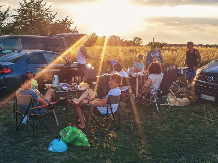 Entspanntes Grillen am Spot nach einer sommerlichen Ostwind-Session.