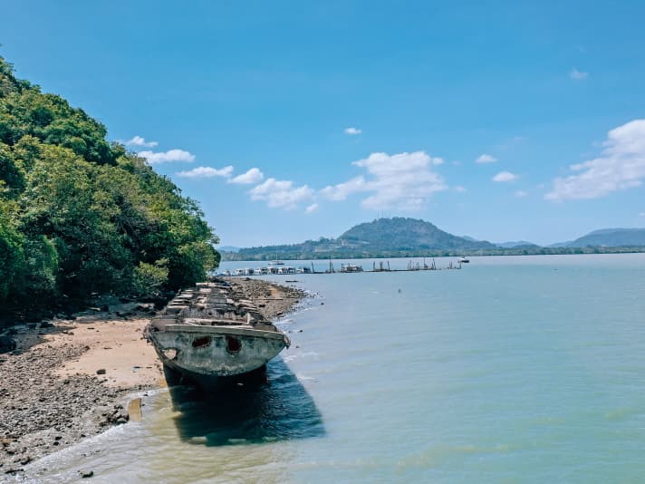 Gestrandetes Wrack - es gammelt vor sich hin. Niemand beseitigt den Riesenmüll.