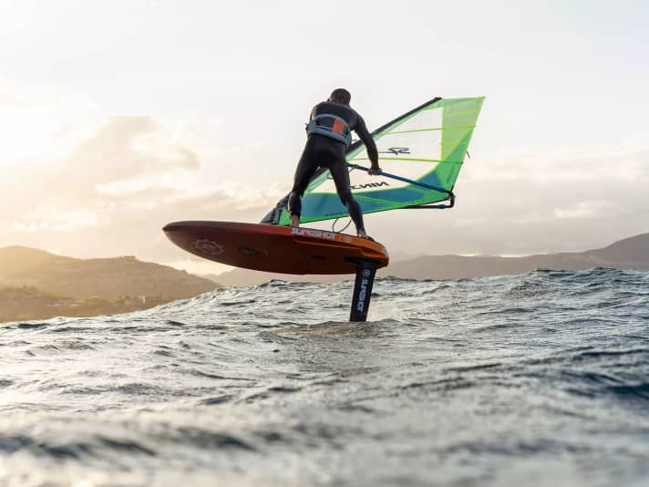 Anyone who surfs on wave or freemove boards with just three straps when windsurfing will also like this when foiling. Foil freestylers are also ideal for people who primarily celebrate foil manoeuvres.