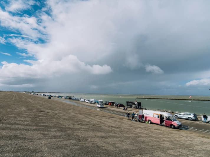 Wohnmobile schmücken im Sommer den Damm auf der Nordseeseite.