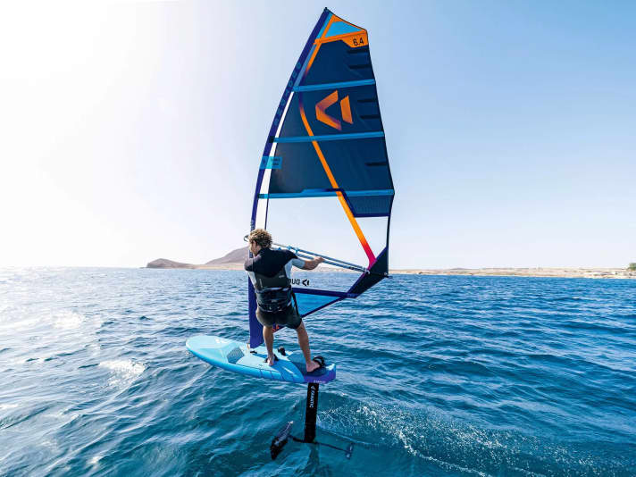 Large windsurf freeride boards with a volume of over 130 litres and a width of 75 centimetres harmonise well with freeride foils.