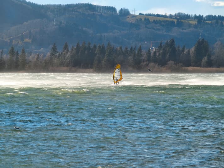 Der Kochelsee ist einer der Kandidaten, die vom Föhn mit voller Wucht getroffen werden. Ein purer Spaß ist das Surfen im sehr böigen Wind aber nicht immer.