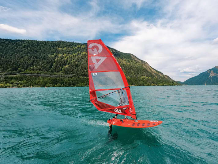 Segel wie das Air Ride bringen maximale 
Gleitpower bei geringstem Gewicht für 
entspanntes Cruisen und Manöver. 
Dieses Konzept funktioniert optimal in 
Segelgrößen bis maximal sechs Quadratmeter 
– und mit größeren Foils ab einem 1000er 
Frontfügel aufwärts. Das 5,7er Testsegel 
kostet 799 Euro.