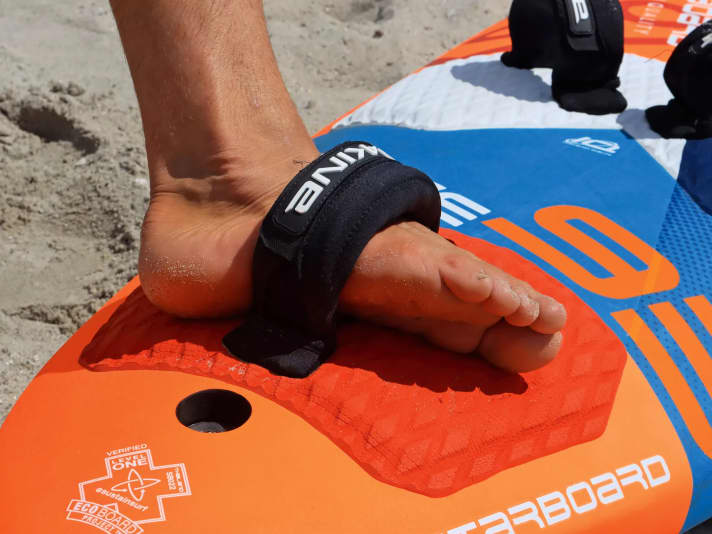 Lateral support is more important when freestyling than the pressure from the strap above.