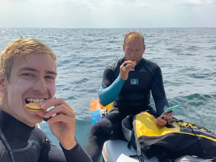 Pausensnack für Mattis Hartwig (rechts) und Tobias Wiegand