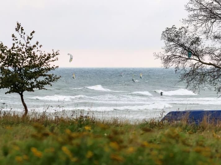 On good days, the waves at the Møn Fyr spot reach a solid North Sea format. The price: a rocky entry and a noticeable current in the surf zone.