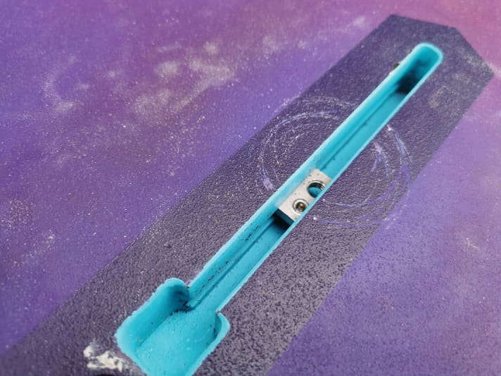 Im ersten Schritt wird ein Nutstein in die Mastschiene eingesetzt und mittels eines kleinen Inbus-Stifts an Ort und Stelle fixiert.