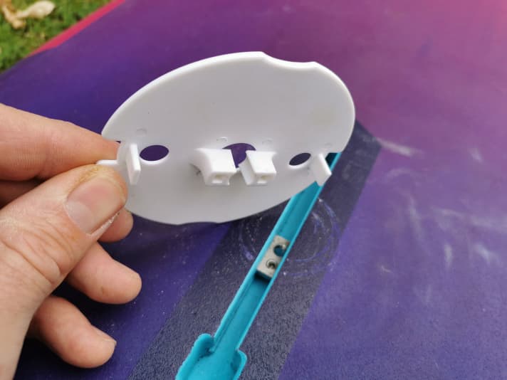 Dann die Unterlegplatte aus Kunststoff auflegen ...
