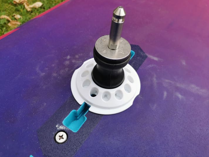and mast base into the thread, but only with a little force. Make sure that the holes are centred over the mast rail.