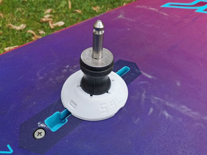 Finally, the cover is fitted, which uses two plastic pins to prevent the plate from untwisting.