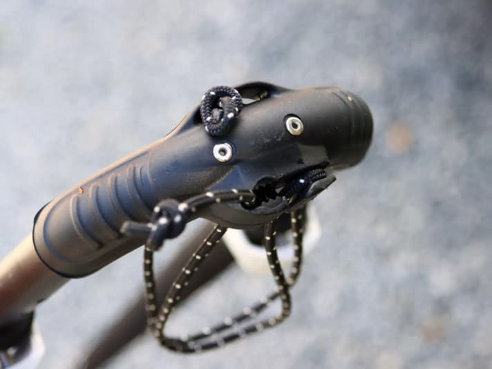 Strong locking mechanism at the end piece