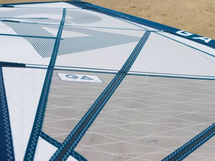 Bereits an Land deutet sich die Handling-Charakteristik des IQ an: Die Latten berühren den Mast fast gar nicht und das Profil ist extrem flach.