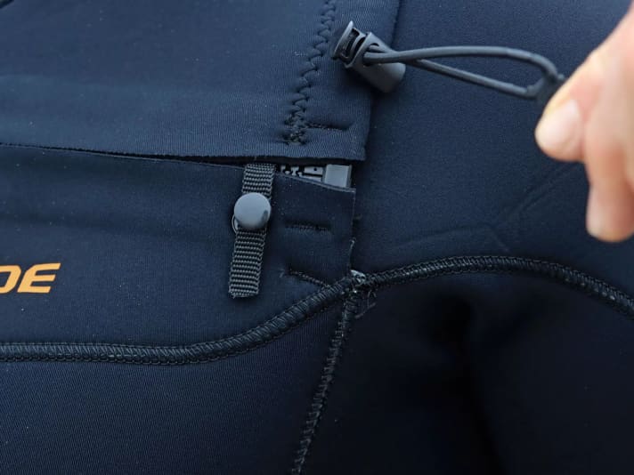 Die Halsmanschette am Rise Plus FZ  ist recht weit geschnitten, lässt sich aber über ein Zugband noch stramm ziehen.