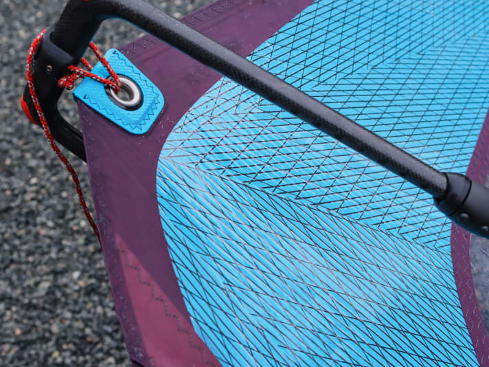 The clew can be pulled flat. |.