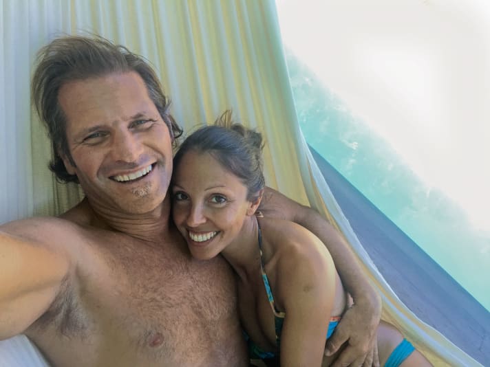 Chilling out with his wife Lara in their house in Paia. All the beaches are just a stone's throw away for Michi Schweiger.