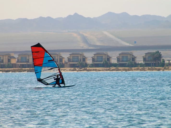 Entspanntes Windsurfen in Lahamii Bay
