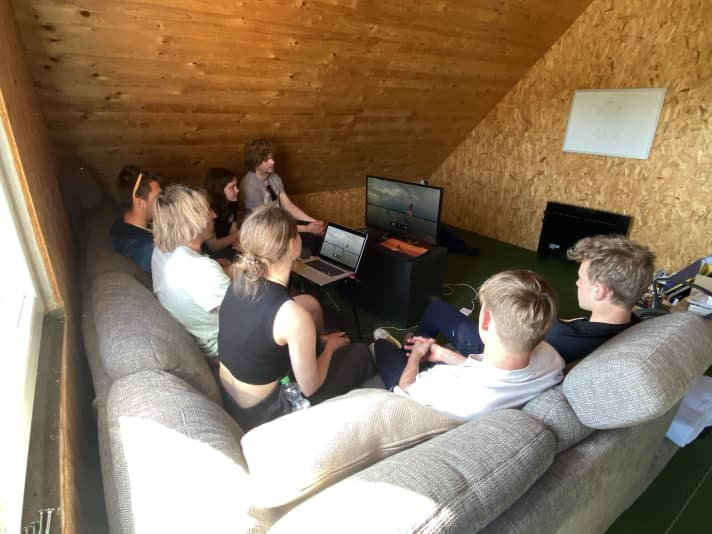 On Sunday, the impressive footage from the previous day was analysed thanks to the photographer and video team. During the video analysis, the participants were able to take away helpful tips on optimal
foil technique.