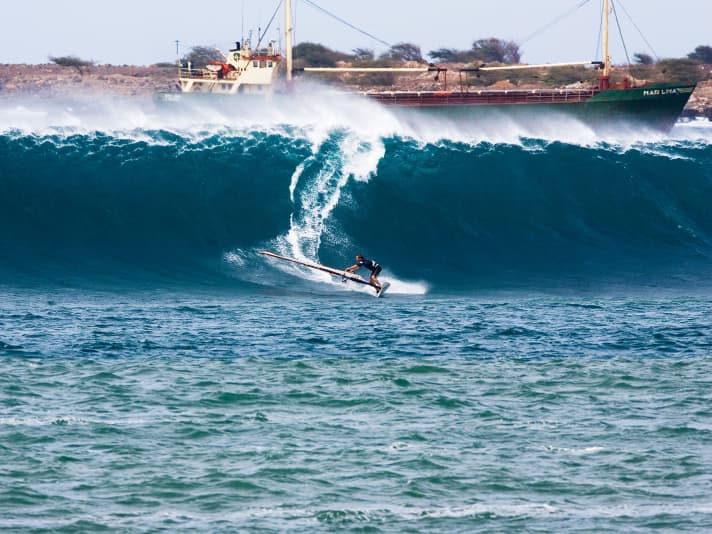 Alibaba ist ein legendärer Wave-Spot auf der Insel Sal – nur Profis wie Josh greifen dort so an.
